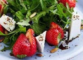 Jordbærsalat med feta og pekannødder